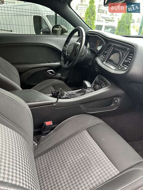 Купе Dodge Challenger 2018 в Львові