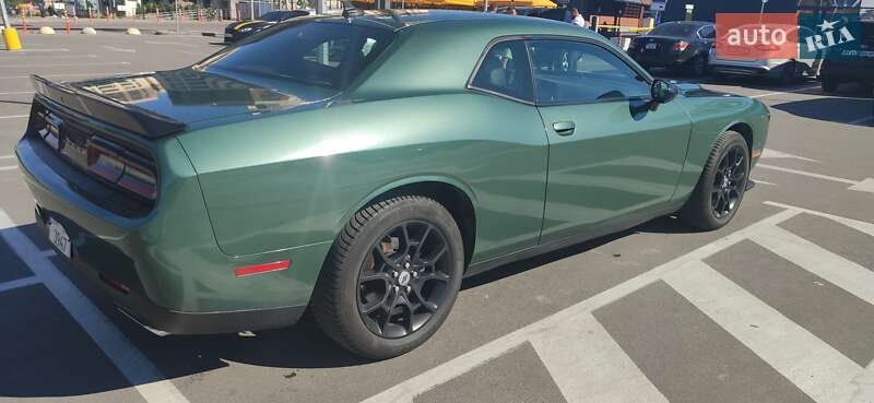 Купе Dodge Challenger 2017 в Вишневом