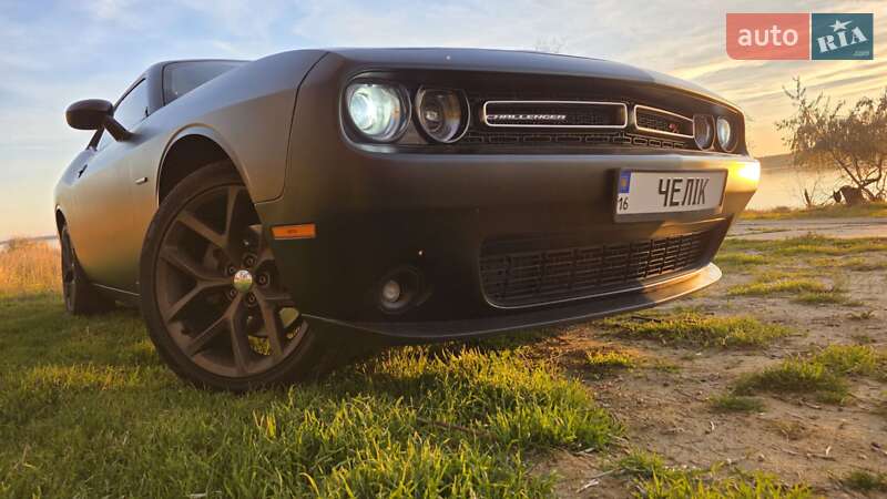 Купе Dodge Challenger 2017 в Нерубайське