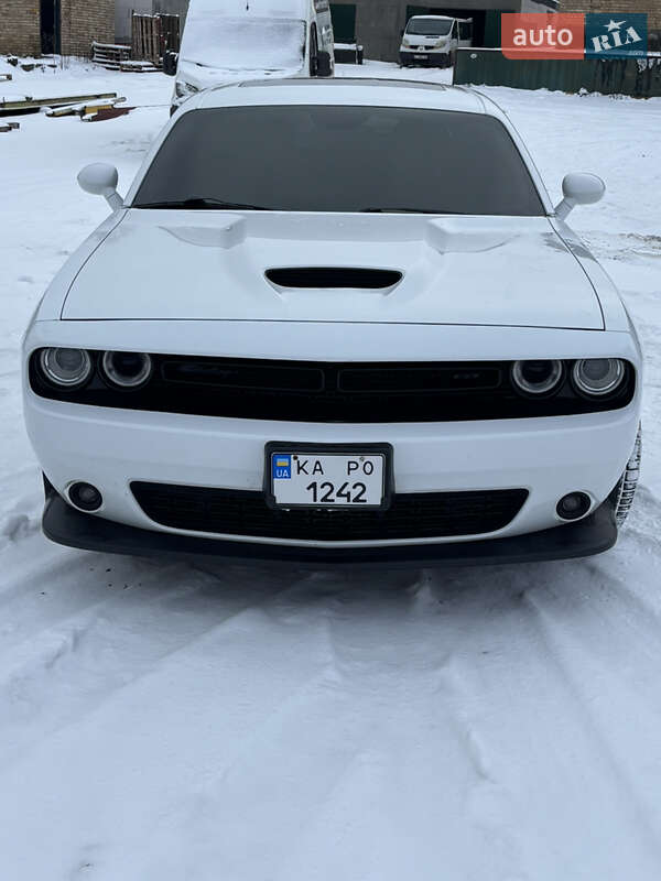 Купе Dodge Challenger 2019 в Буче