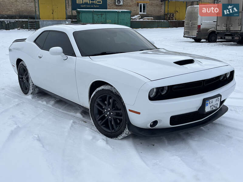 Купе Dodge Challenger 2019 в Буче