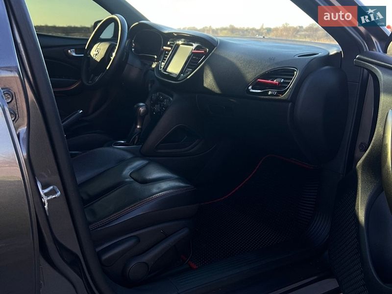 Седан Dodge Dart 2015 в Краснограді