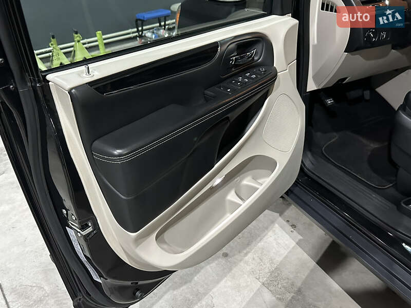 Мінівен Dodge Grand Caravan 2016 в Львові фото 10 Мінівен Dodge Grand Caravan 2016 в Львові