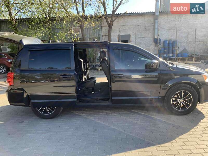 Минивэн Dodge Grand Caravan 2016 в Вишневом фото 18 Минивэн Dodge Grand Caravan 2016 в Вишневом