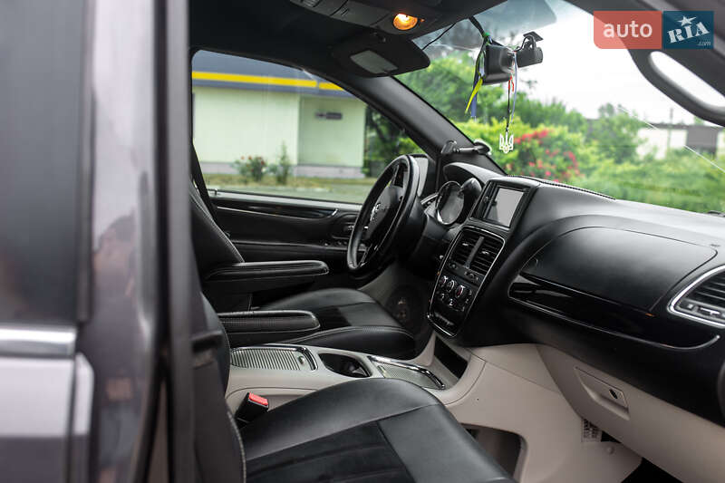 Мінівен Dodge Grand Caravan 2017 в Умані