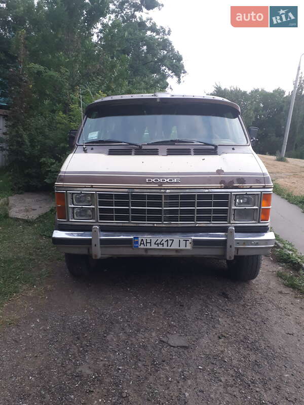 Dodge Ram Van 1990