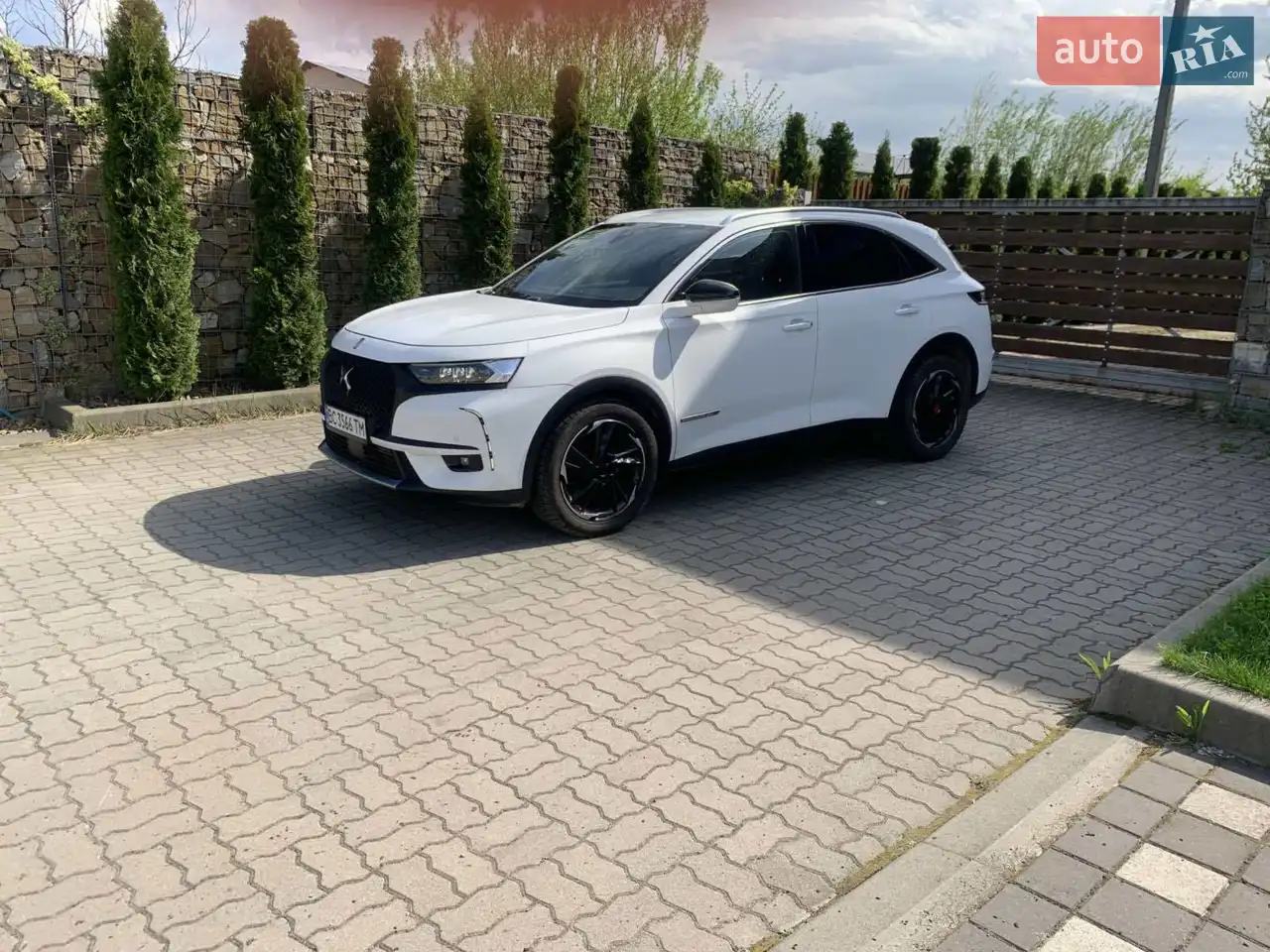 Продам ексклюзивний кросовер Citroen DS7 Crossbak який оснащений без проблемним і економним дизельним двигуном і японською 8ст акпп AYSIN авто знаходиться в дуже хорошому стані на даний час без капіталовкладень 