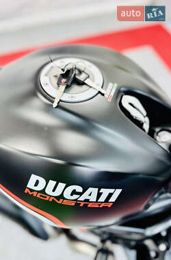 Спортбайк Ducati Monster 821 2020 в 