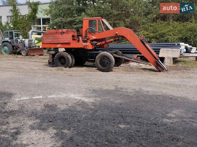 Экскаватор погрузчик ЭО 3323 1994 в Кременчуге