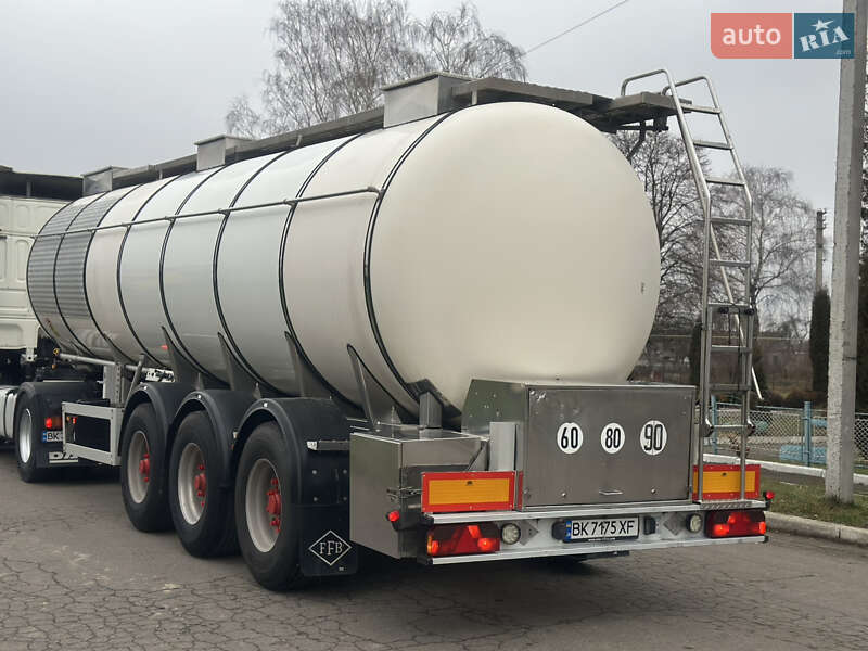 Цистерна напівпричіп Feldbinder TSA 2004 в Дубні