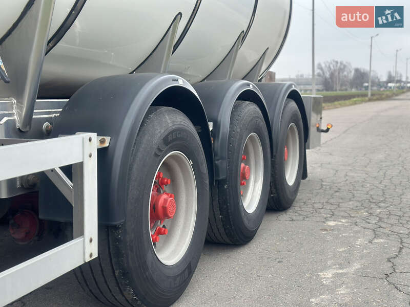 Цистерна напівпричіп Feldbinder TSA 2004 в Дубні