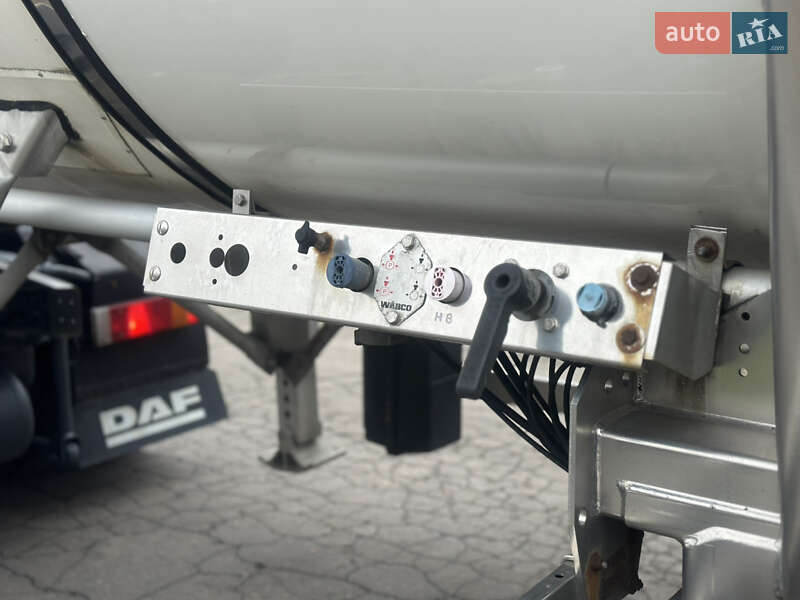 Цистерна напівпричіп Feldbinder TSA 2004 в Дубні