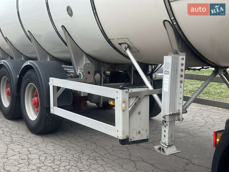 Цистерна напівпричіп Feldbinder TSA 2004 в Дубні