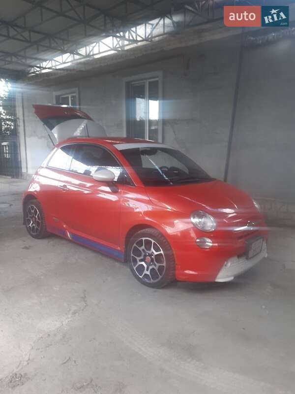 Хэтчбек Fiat 500e 2015 в 