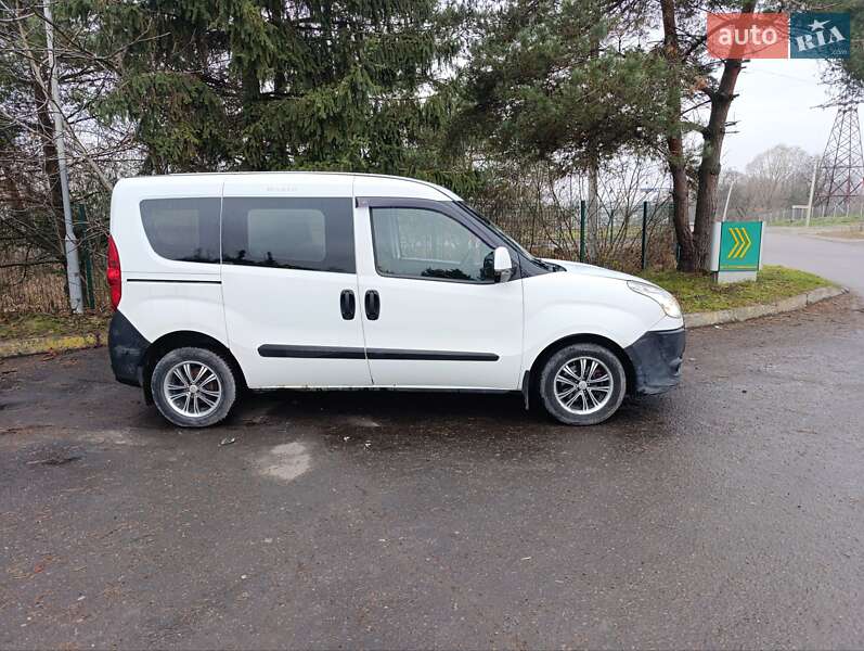 Вантажопасажирський фургон Fiat Doblo 2012 в Львові