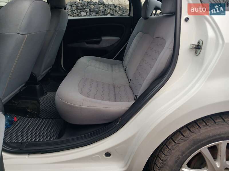 Седан Fiat Linea 2013 в Павлограді