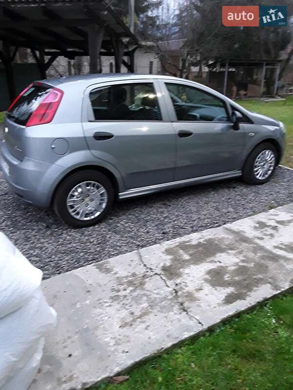 Седан Fiat Punto 2010 в Сваляве