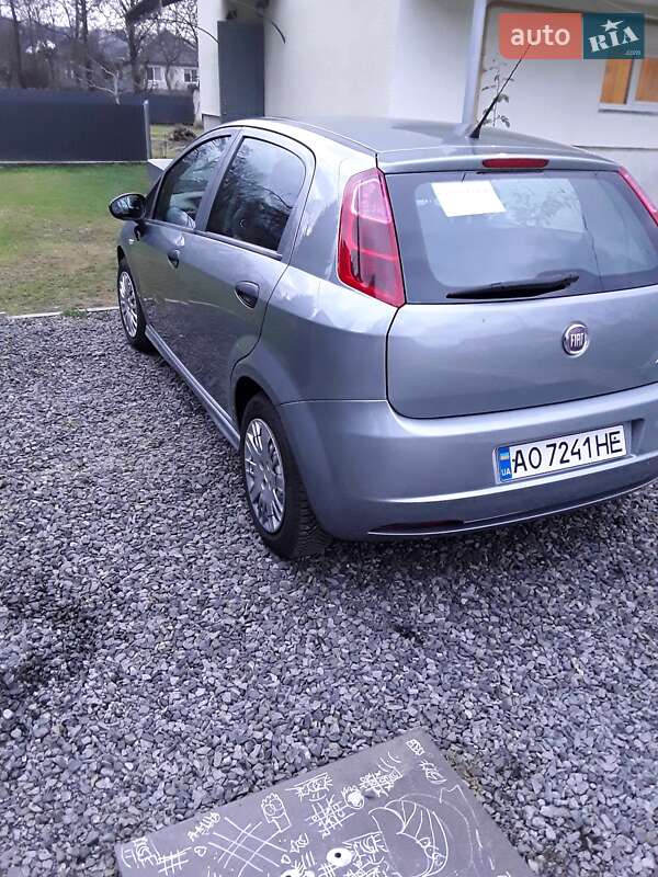 Седан Fiat Punto 2010 в Сваляве