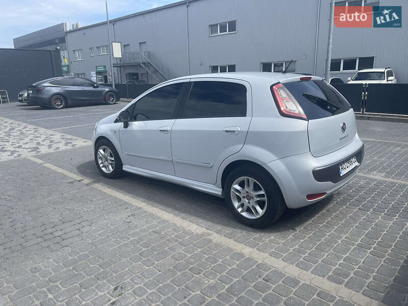 Хетчбек Fiat Punto 2011 в 
