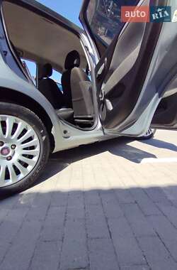 Хэтчбек Fiat Punto 2011 в 