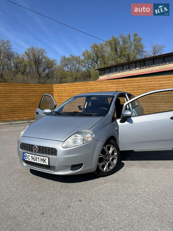 Хетчбек Fiat Punto 2009 в 