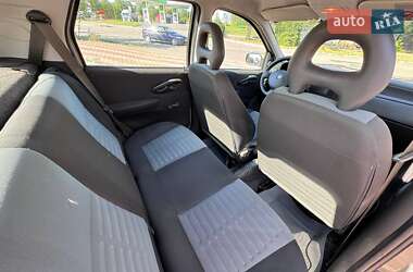 Хэтчбек Fiat Punto 2010 в 