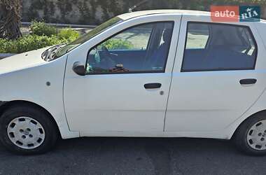 Хэтчбек Fiat Punto 2000 в 