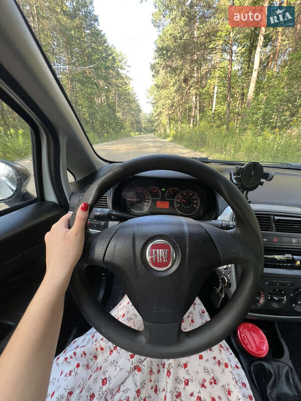 Хэтчбек Fiat Punto 2010 в Жовкве