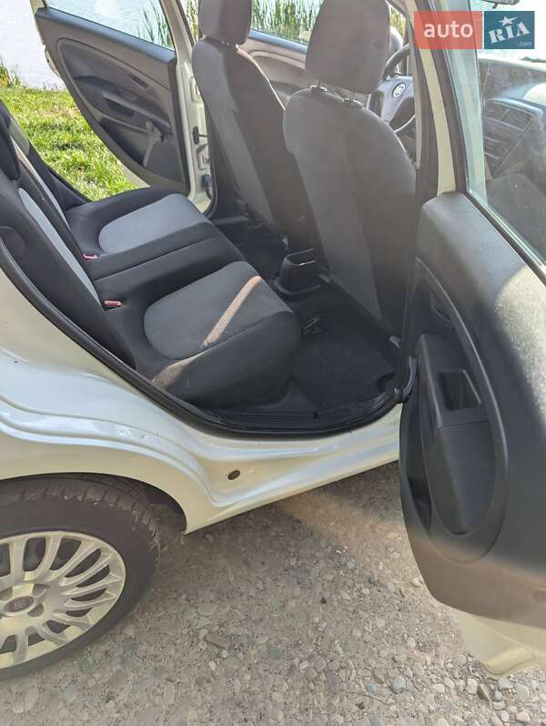 Хэтчбек Fiat Punto 2011 в Тлумаче