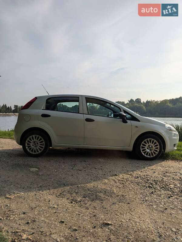 Хэтчбек Fiat Punto 2011 в Тлумаче