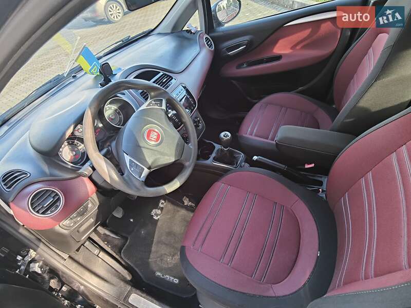 Хетчбек Fiat Punto 2011 в Чернівцях