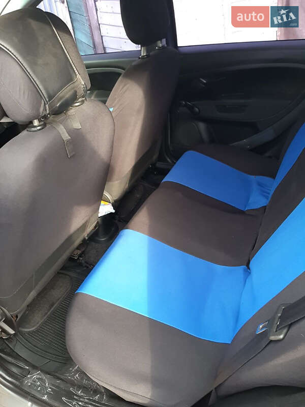 Хетчбек Fiat Punto 2010 в Синельниковому