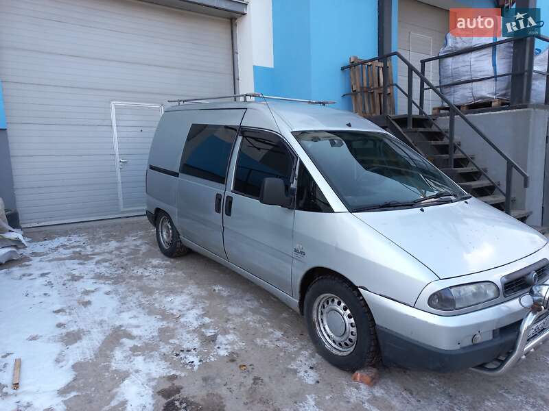 Вантажний фургон Fiat Scudo 2004 в Львові