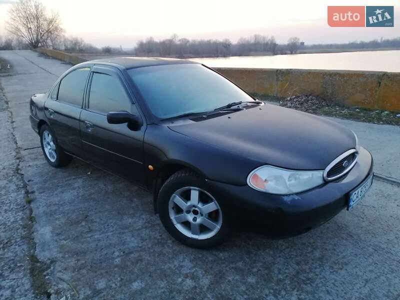 Седан Ford Contour 1997 в Каневе