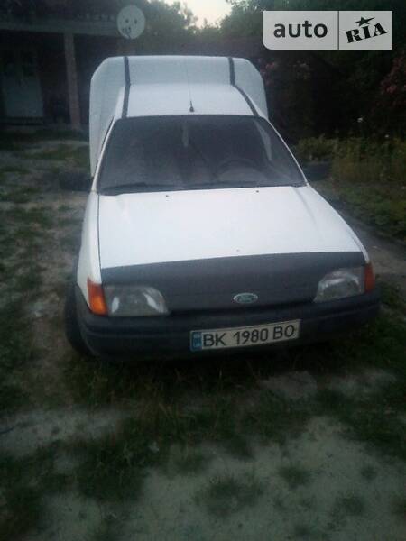 Грузопассажирский фургон Ford Courier 1994 в Черновцах