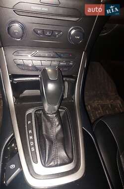 Внедорожник / Кроссовер Ford Edge 2015 в 