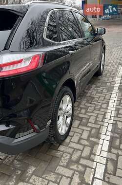 Позашляховик / Кросовер Ford Edge 2019 в 