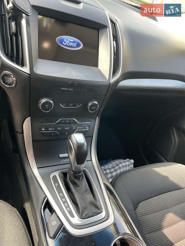 Внедорожник / Кроссовер Ford Edge 2017 в Вишневом