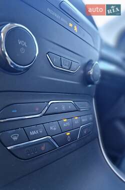 Позашляховик / Кросовер Ford Edge 2019 в 