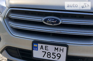 Внедорожник / Кроссовер Ford Escape 2018 в 