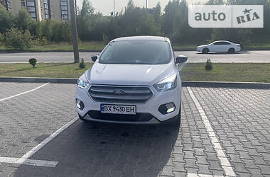Внедорожник / Кроссовер Ford Escape 2017 в Хмельницком