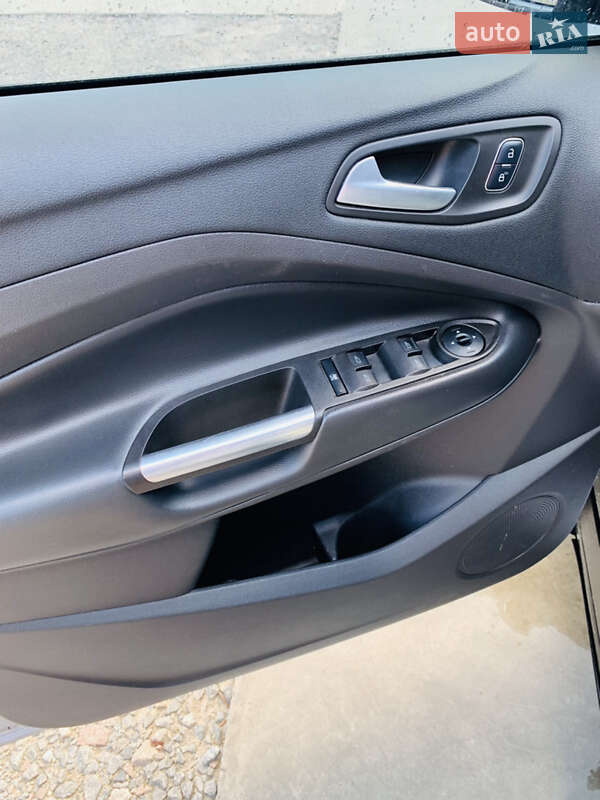 Позашляховик / Кросовер Ford Escape 2017 в Ромнах