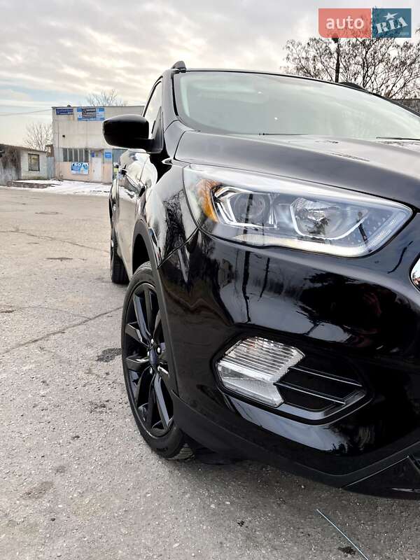 Внедорожник / Кроссовер Ford Escape 2017 в Запорожье