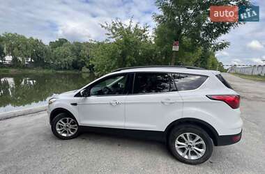 Внедорожник / Кроссовер Ford Escape 2019 в 