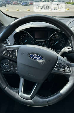 Внедорожник / Кроссовер Ford Escape 2016 в 