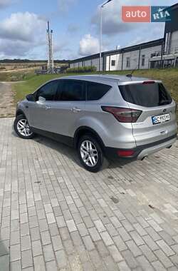 Внедорожник / Кроссовер Ford Escape 2017 в 