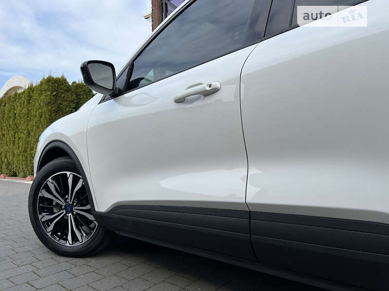 Внедорожник / Кроссовер Ford Escape 2021 в Стрые