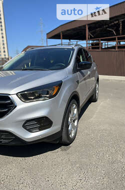Внедорожник / Кроссовер Ford Escape 2019 в 