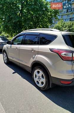 Внедорожник / Кроссовер Ford Escape 2016 в 
