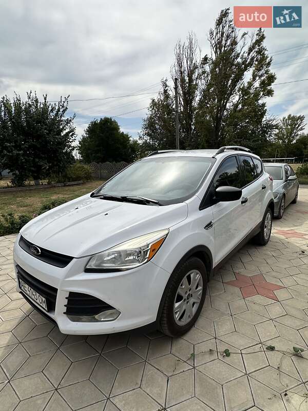 Внедорожник / Кроссовер Ford Escape 2015 в Магдалиновке